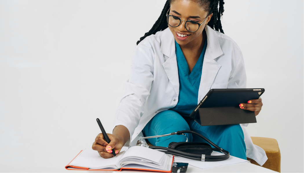 femme qui note des informations dans un agenda